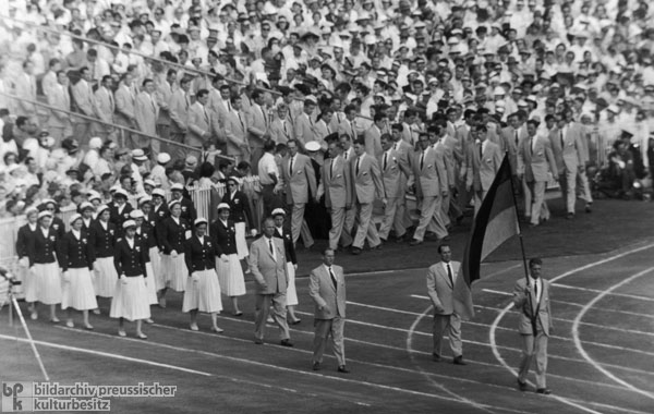 Einmarsch der gesamtdeutschen Mannschaft während der Eröffnungsfeier der Olympischen Spiele in Melbourne (22. November 1956)